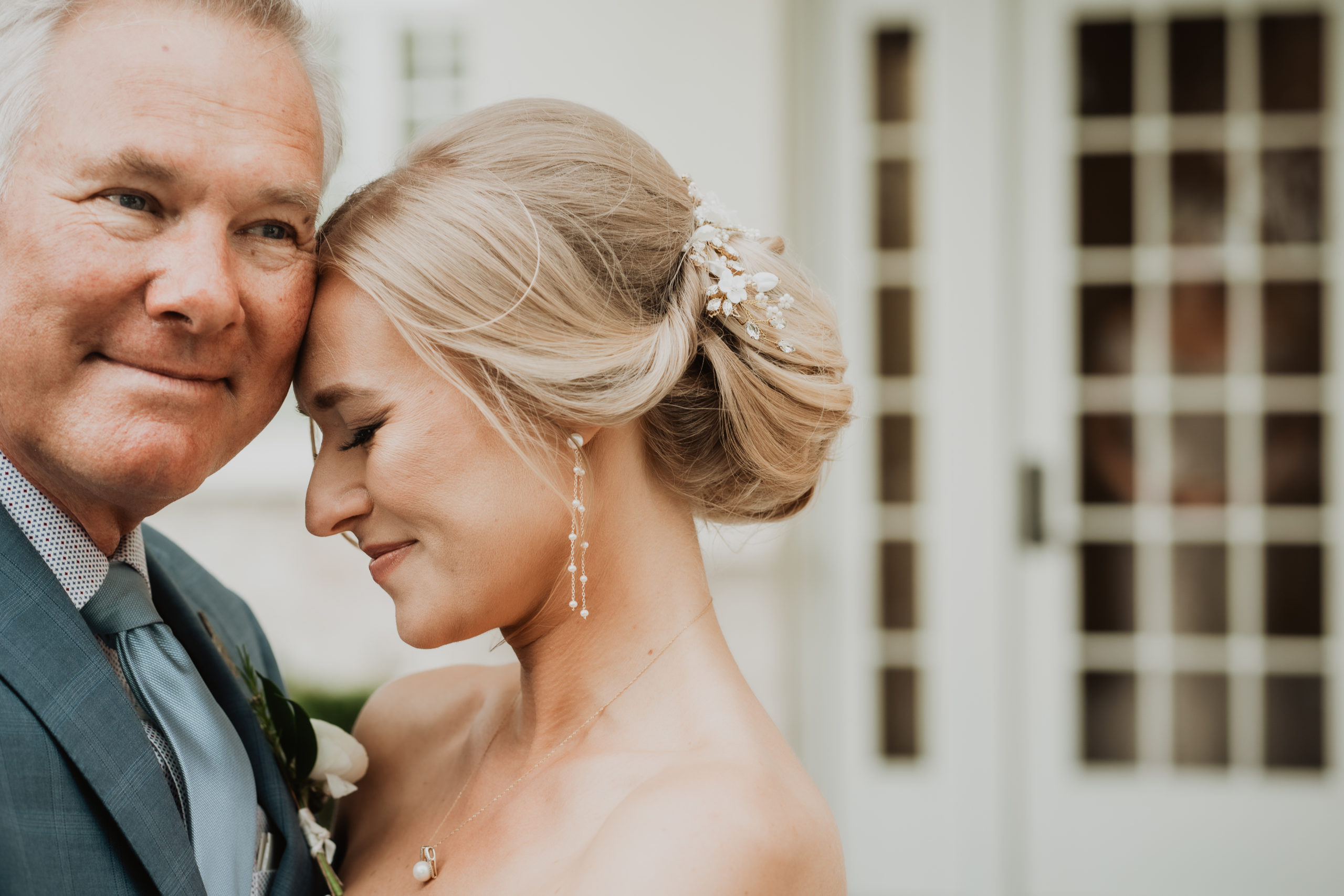 bride and father first look