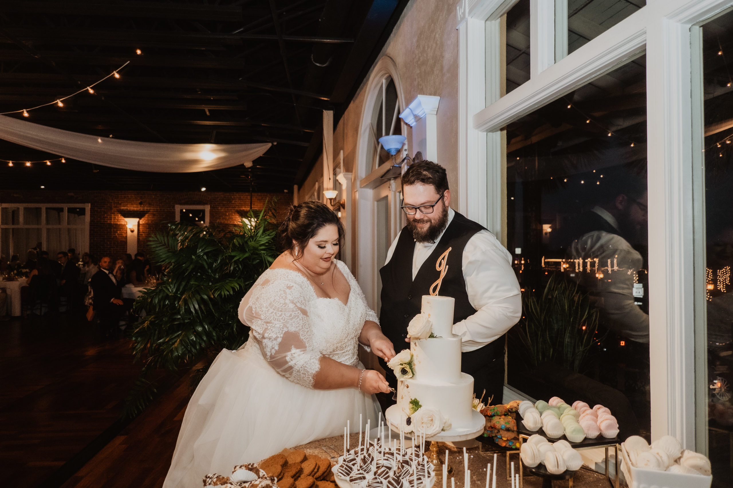 cake cutting wedding